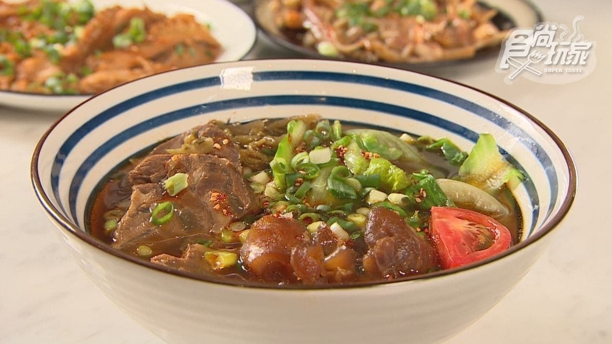 「川味半筋半肉手工麵」麵條Q中帶嚼勁。