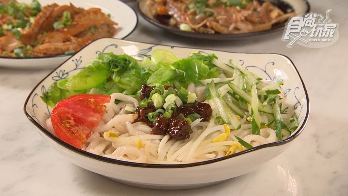 「老北京炸醬麵」麵條吸附醬汁，鹹香夠味。