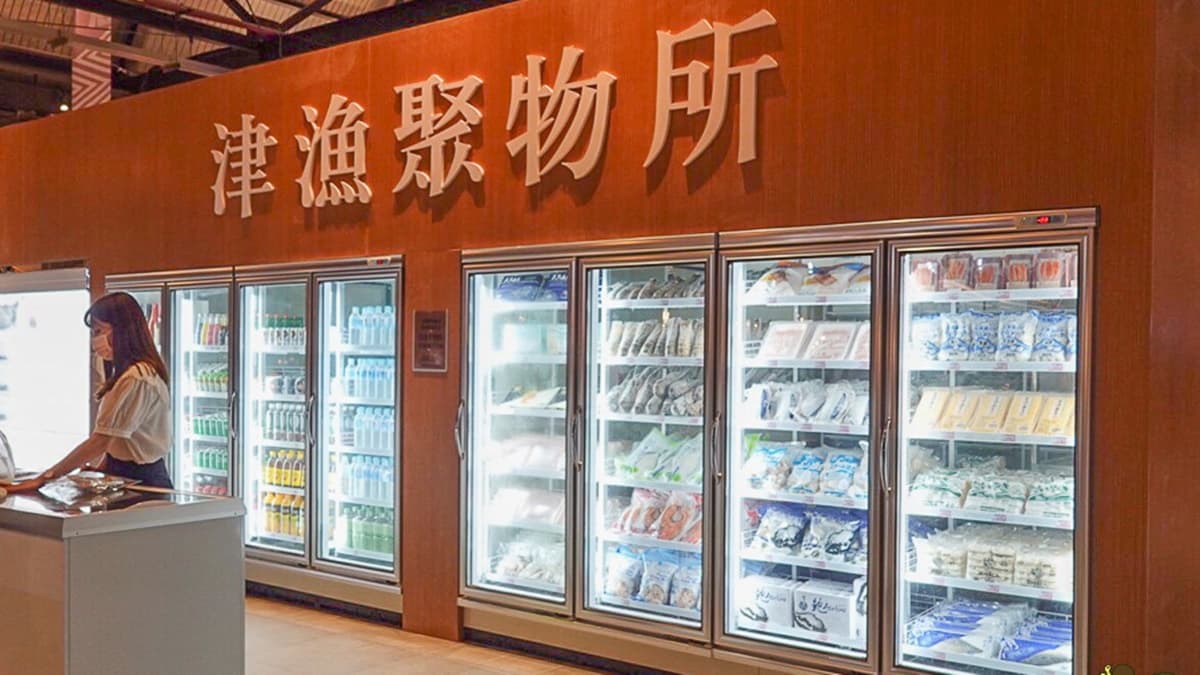 市場內提供多種來自高雄漁港的冷凍海鮮美食，好吃又好買。（圖片來源：跟著尼力吃喝玩樂）