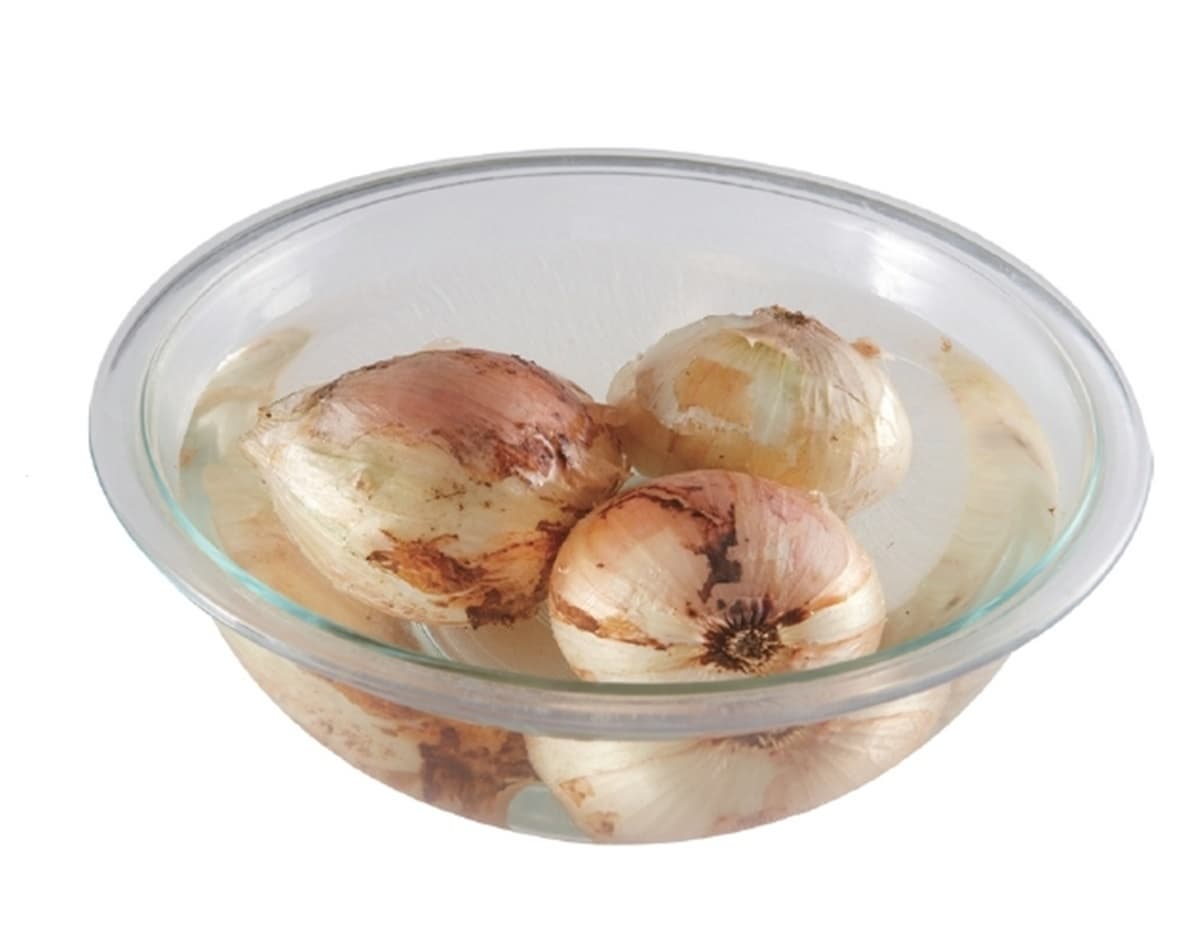 剝洋蔥不哭哭！５種「難搞食材」處理妙招：這樣做秒剝大蒜、酸水果１招變甜
