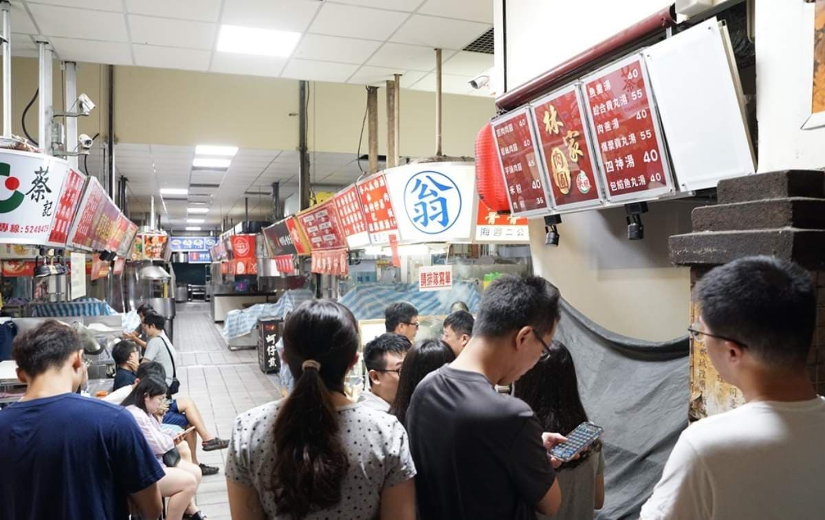 凌晨４點就排隊！新竹百年歷史「傳奇滷肉飯」，人多到天還沒亮就賣完