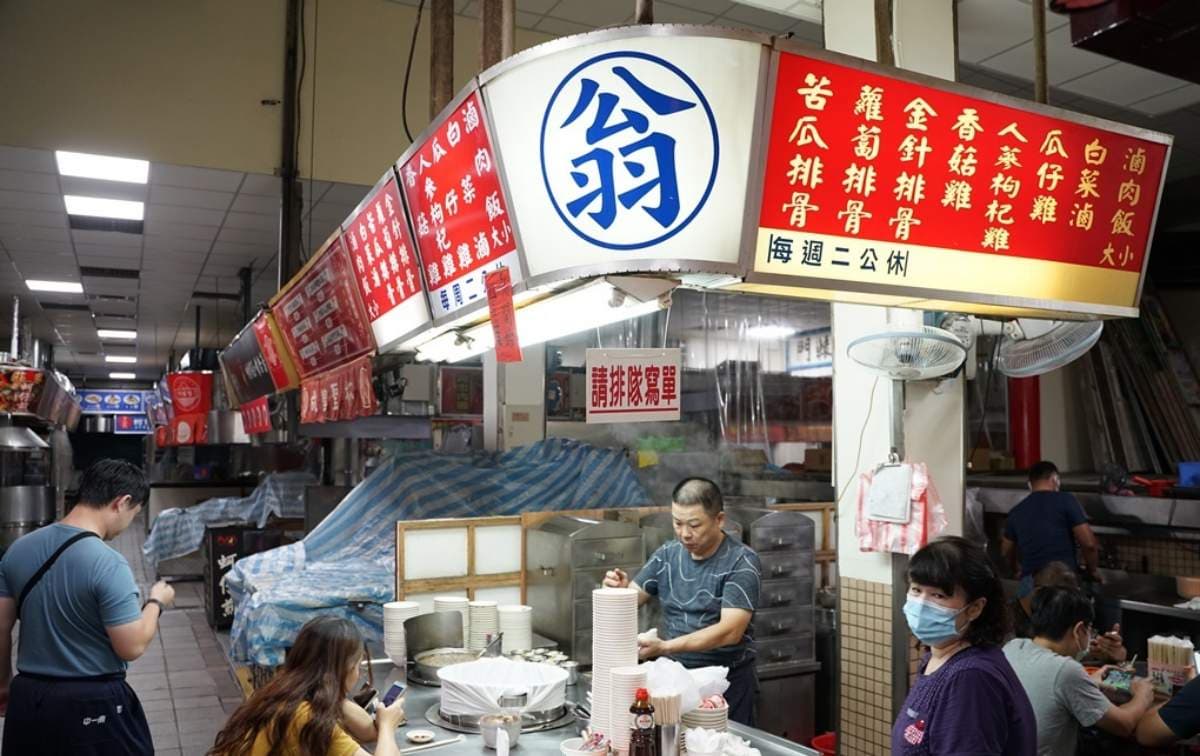 凌晨４點就排隊！新竹百年歷史「傳奇滷肉飯」，人多到天還沒亮就賣完