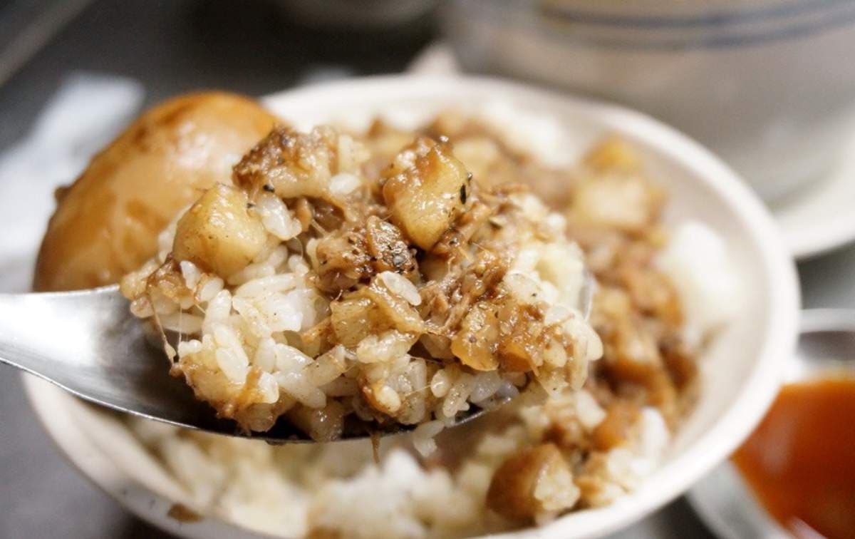 凌晨４點就排隊！新竹百年歷史「傳奇滷肉飯」，人多到天還沒亮就賣完