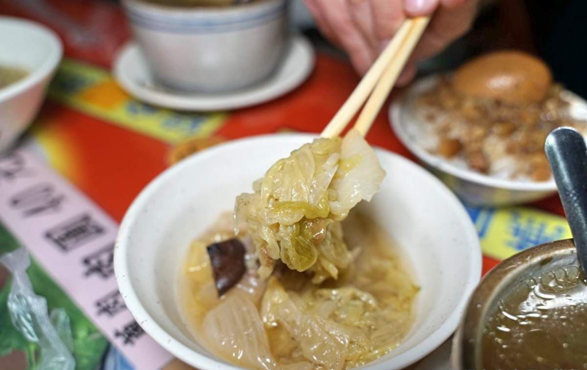 凌晨４點就排隊！新竹百年歷史「傳奇滷肉飯」，人多到天還沒亮就賣完
