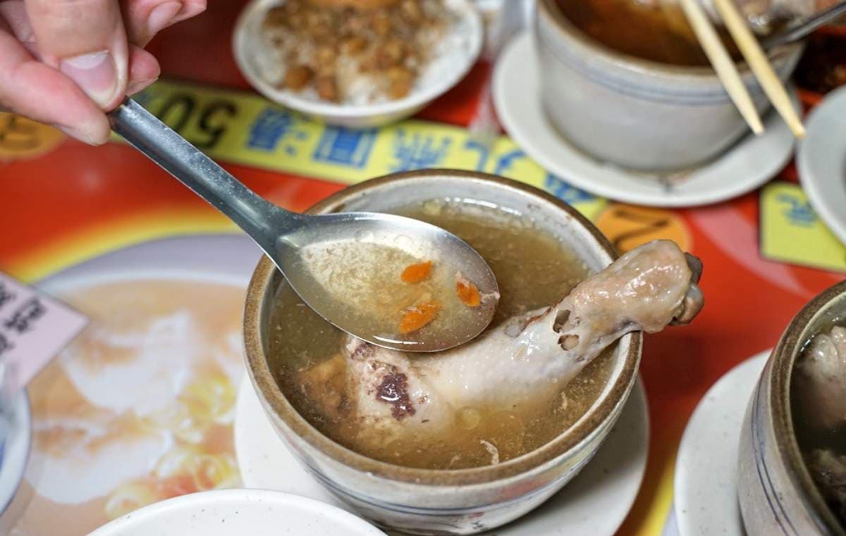 凌晨４點就排隊！新竹百年歷史「傳奇滷肉飯」，人多到天還沒亮就賣完