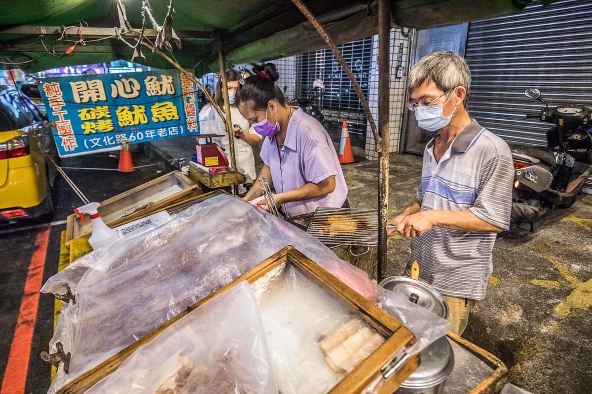 飄香60年!獨門「炭烤乾魷魚」1片僅25元,炭火香氣+鹹甜醬汁一吃上癮 飄香60年!獨門「炭烤乾魷魚」1片僅25元,炭火香氣+鹹甜醬汁一吃上癮