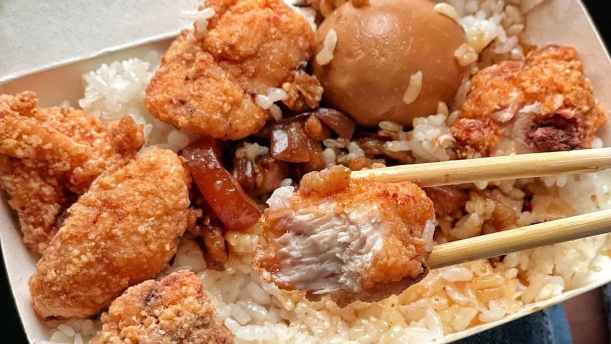 飯上鋪了８塊炸雞，酥香脆口，肉質鮮嫩多汁。（圖片來源：阿華田的美食日記）