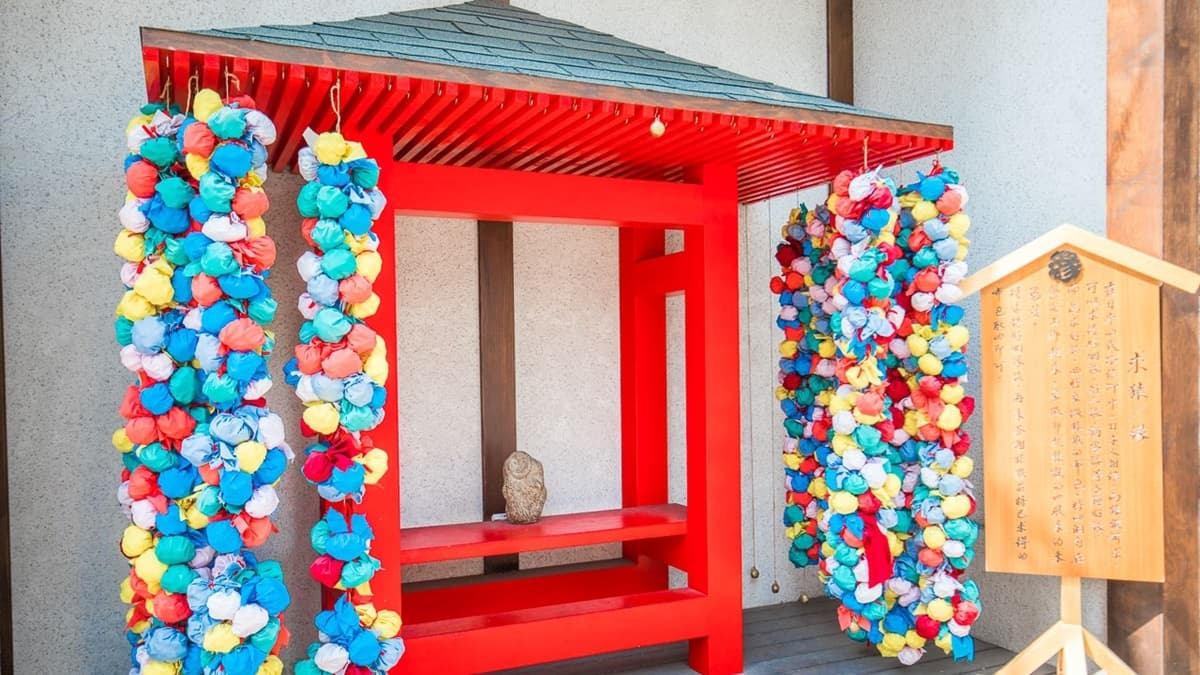 門口旁的紅色小神社也是熱門打卡點。（圖片來源：大手牽小手玩樂趣）
