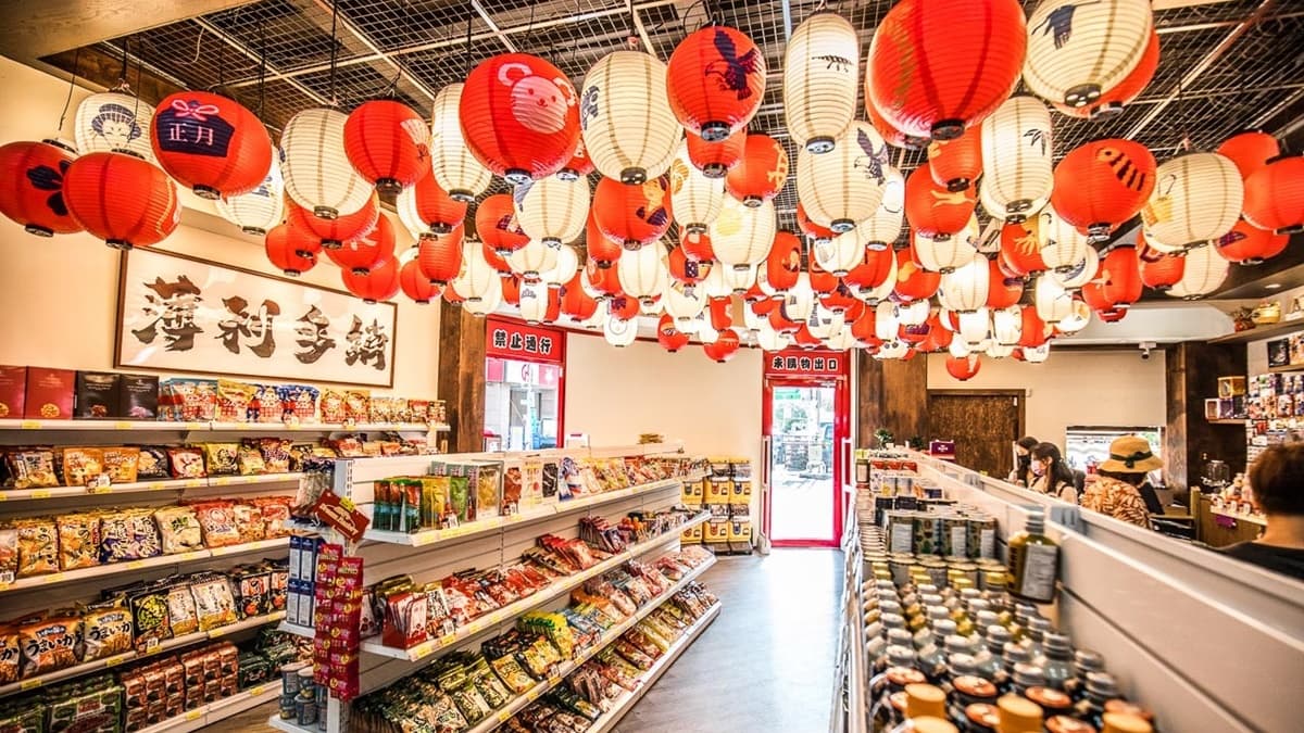 店內掛著紅白燈籠，感覺就像到了日本一樣。（圖片來源：大手牽小手玩樂趣）