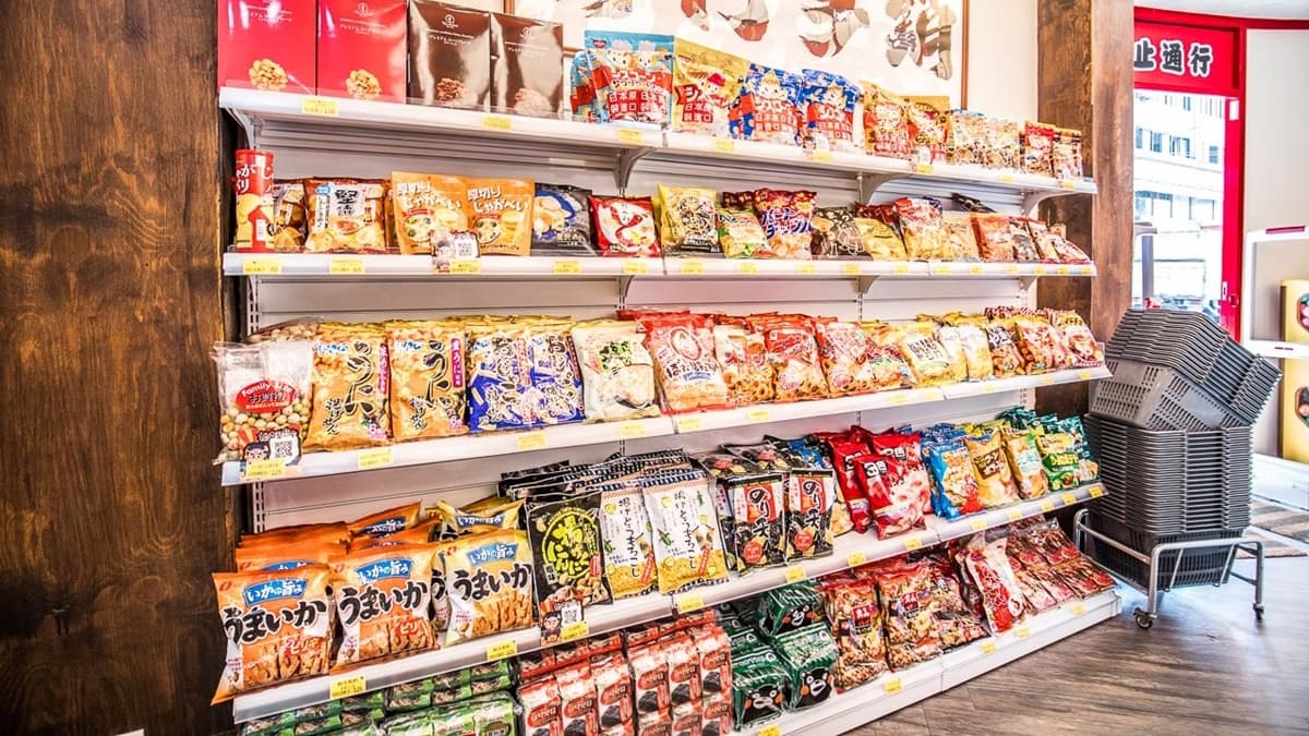 「福澤諭吉日式商行」專賣日本小物、食品。（圖片來源：大手牽小手玩樂趣）