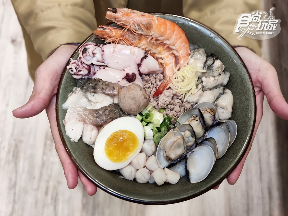 連3天買一送一!超浮誇「海鮮雞湯粥」新北首店開幕,麻油口味超補啊 連3天買一送一!超浮誇「海鮮雞湯粥」新北首店開幕,麻油口味超補啊