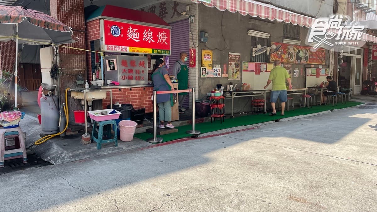使用店面畸零地當作用餐區，座位不多但環境很整潔。