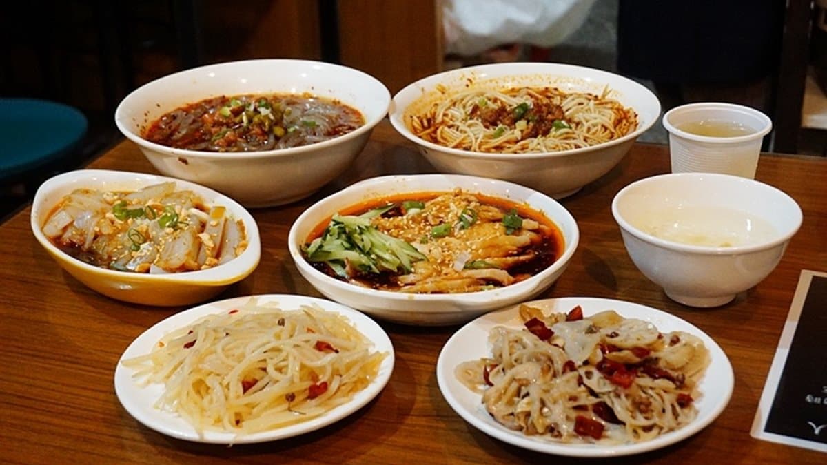 重慶酸辣粉、麻辣小麵等料理，光看就口水直流。（圖片來源：PEKO の Simple Life）