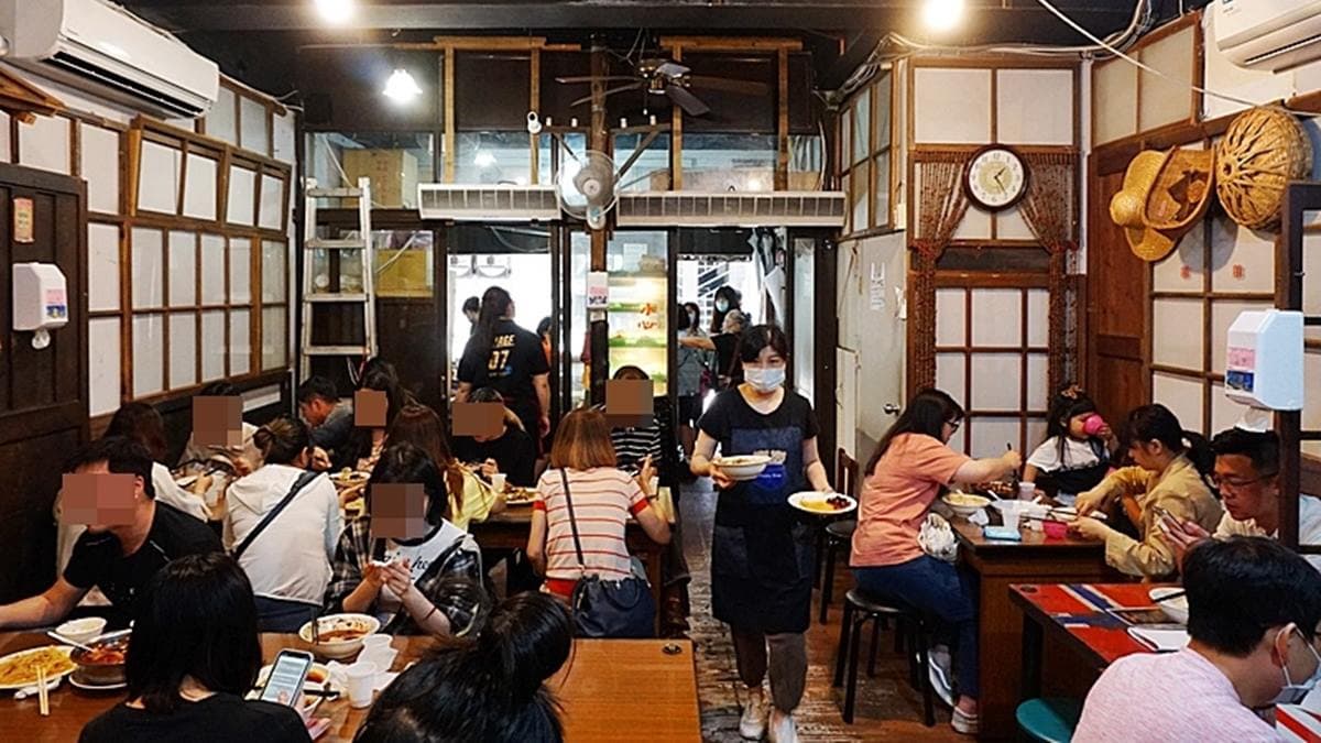每到尖峰用餐時間「川渝小吃坊」就是滿滿人潮。（圖片來源：PEKO の Simple Life）