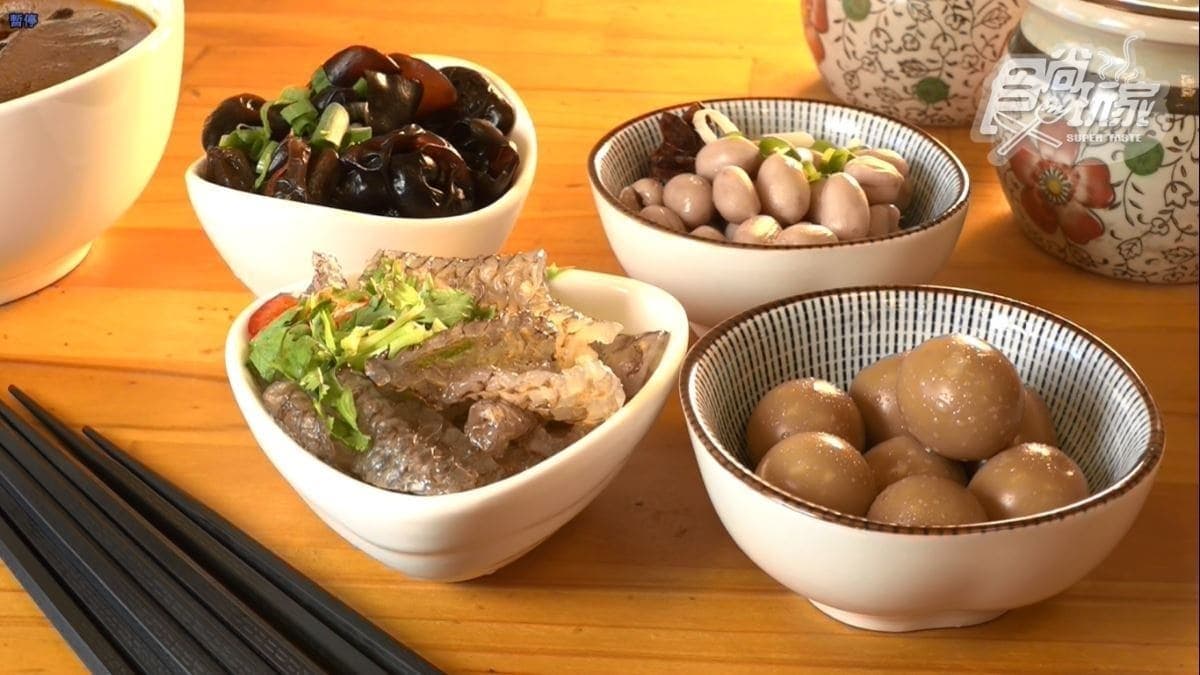 圖為阿熹羊肉麵的滷味及小菜。