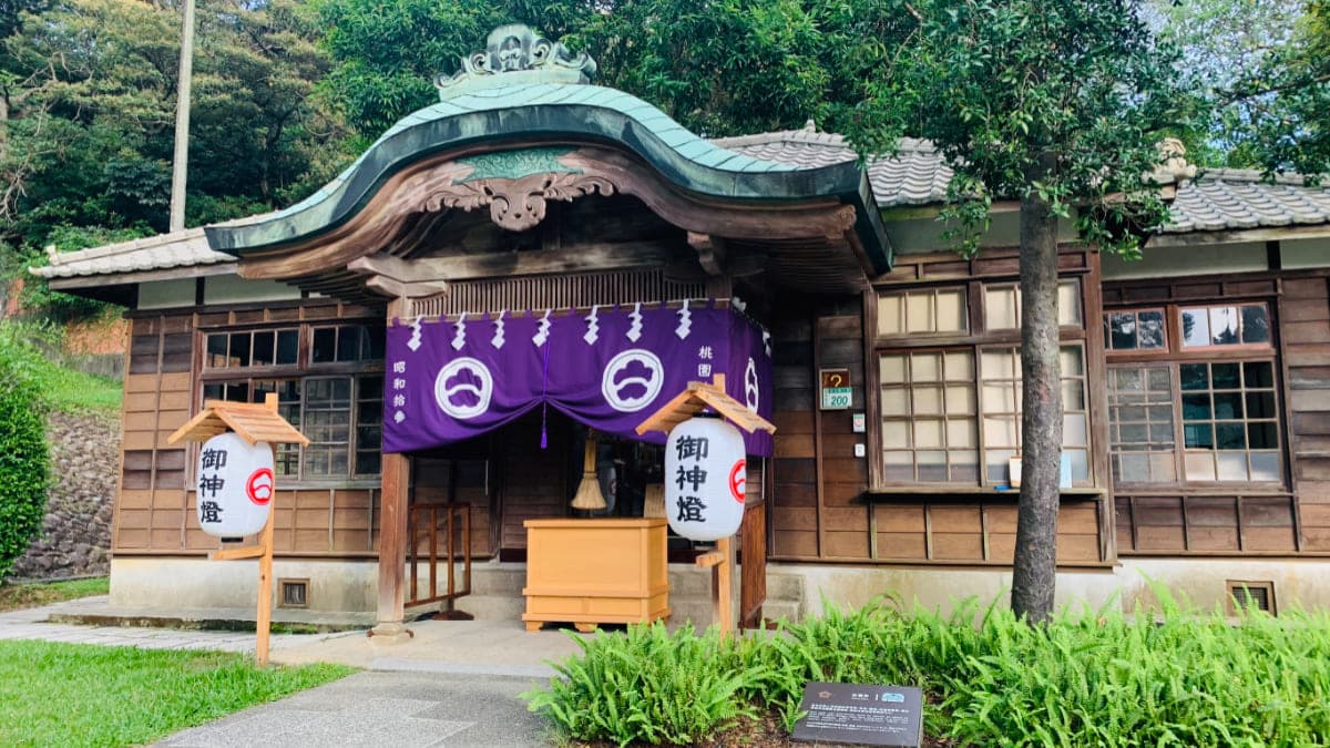 參拜日本神社尊崇「二拜二拍手一拜」的禮儀。（圖片來源：忠烈祠暨桃園神社文化園區）