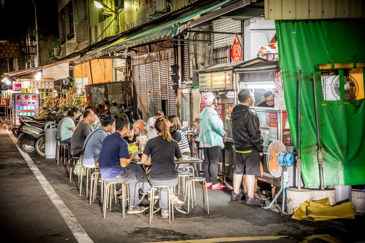 ３菜１湯免百元吃飽飽！25元「土豆油飯」日據時代就開攤，平假日人潮都滿滿