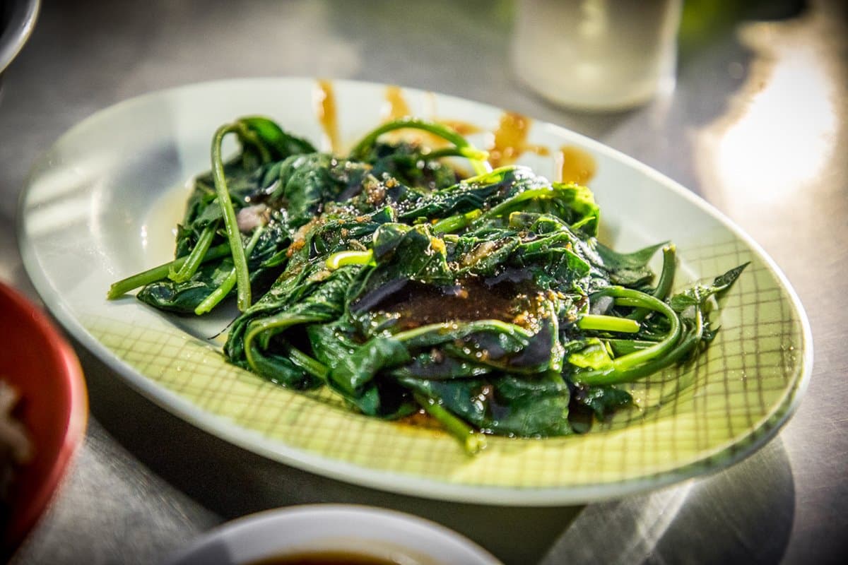 ３菜１湯免百元吃飽飽！25元「土豆油飯」日據時代就開攤，平假日人潮都滿滿