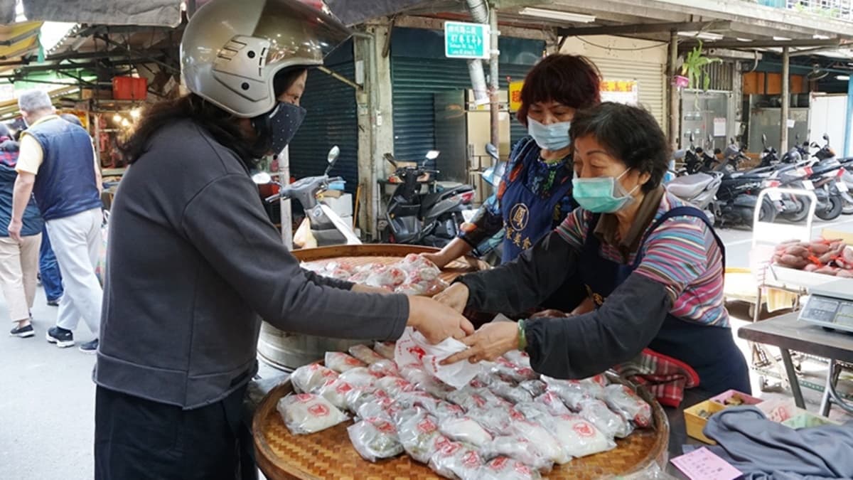 老闆娘很親切，一看到客人上門就開始介紹著自家產品。（圖片來源：PEKO の Simple Life）