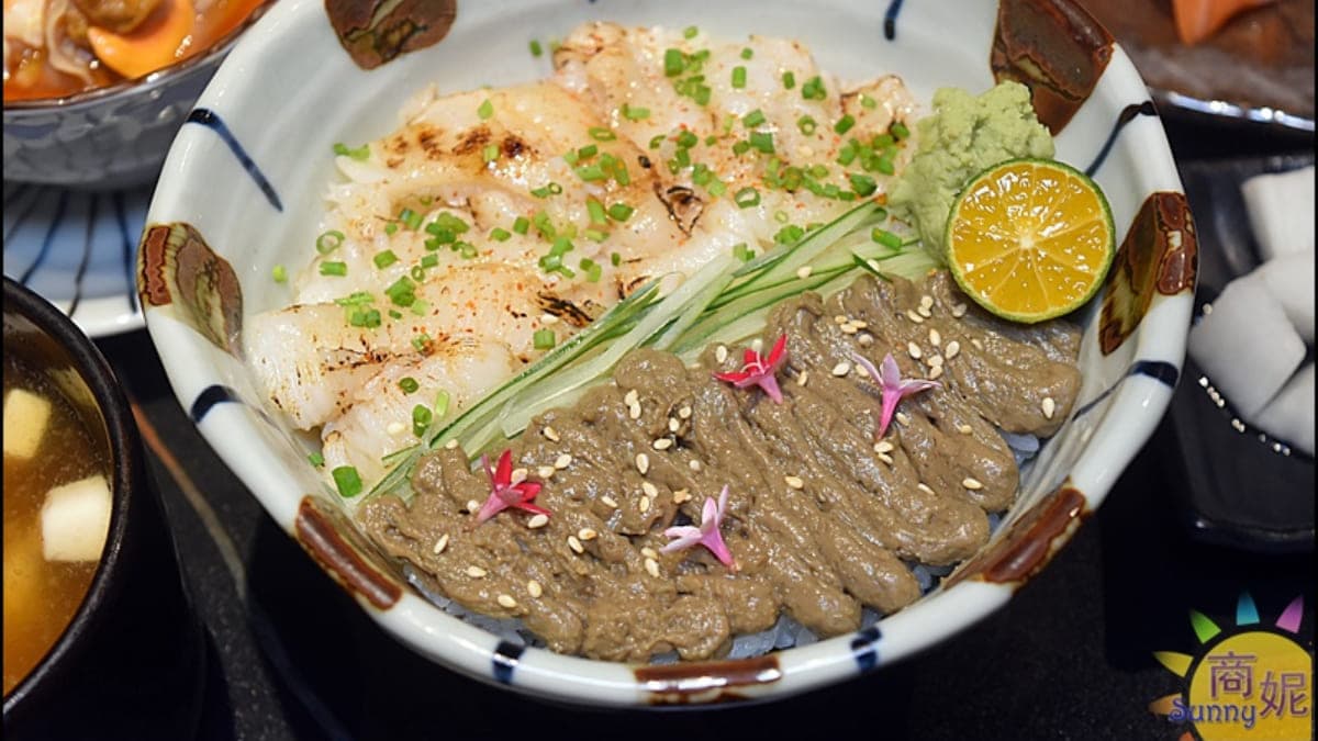 丼飯用料不手軟，一半比目魚鰭邊肉、一半滿滿的蟹膏，非常豪邁。（圖片來源：商妮吃喝遊樂）