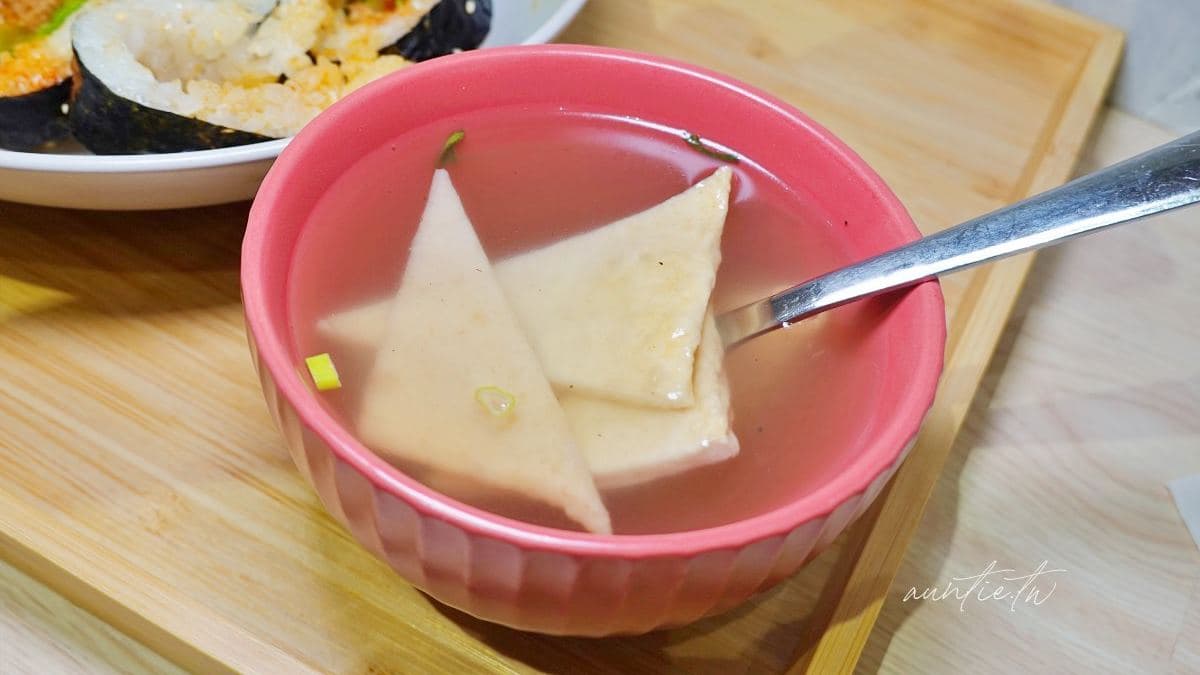 套餐會附上１碗韓式魚板湯。（圖片來源：水晶安蹄不務正業過生活）