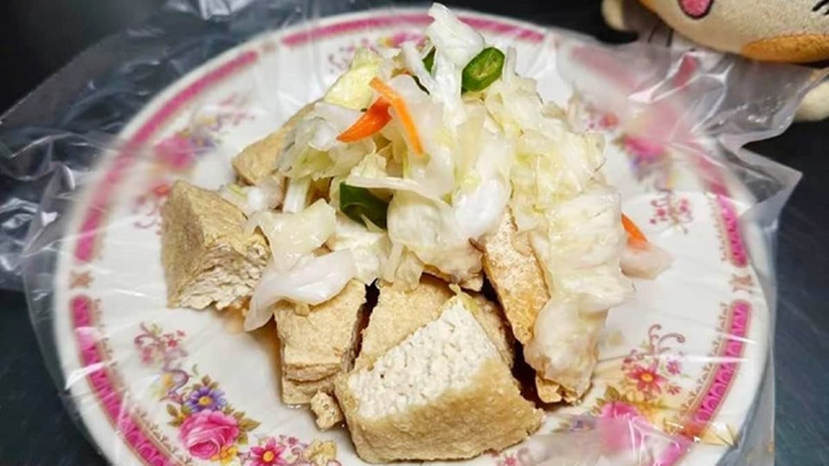 臭豆腐外皮金黃酥脆但不焦硬，裡面軟嫩有汁。（圖片來源：貓大爺部落格）