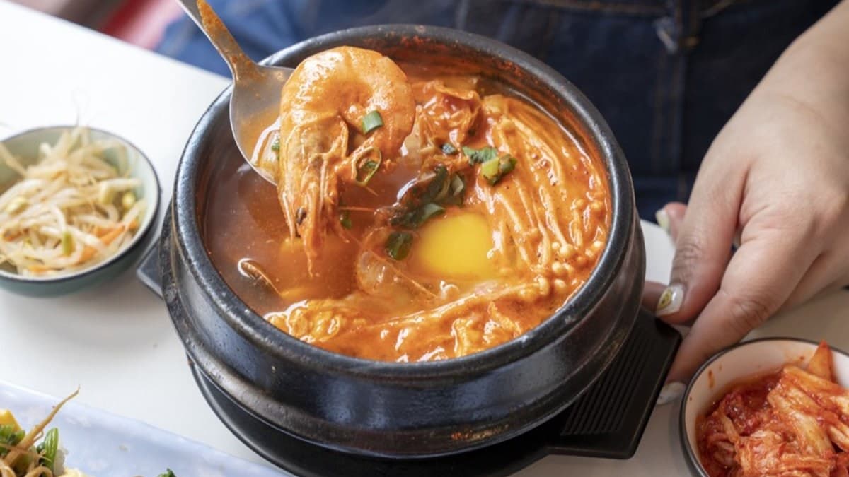 除了韓式飯捲，店內也有提供鍋物、泡麵、小菜等品項。（圖片來源：算命的說我很愛吃）