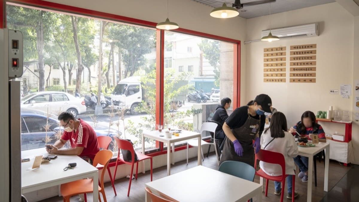 店內空間相當明亮舒適。（圖片來源：算命的說我很愛吃）