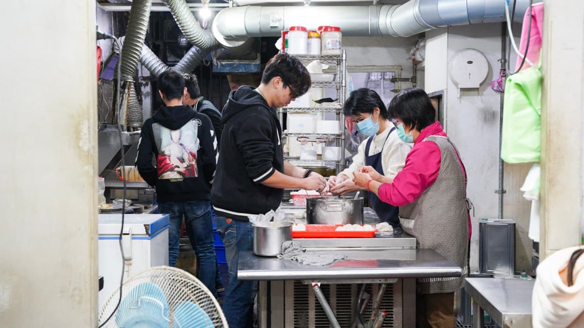 店內一樓可以直接看到工作人員的製作過程。（圖片來源：廢人老P）