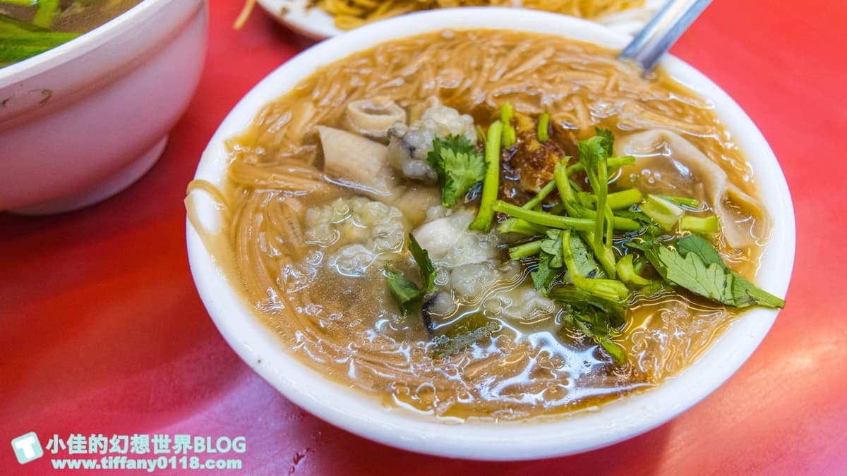 蚵仔麵線裡面有蚵仔跟腸子，吃起來還算新鮮。（圖片來源：小佳的幻想世界）