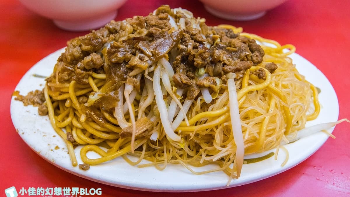 綜合麵就是一半米粉、一半麵，上面淋上肉燥。（圖片來源：小佳的幻想世界）