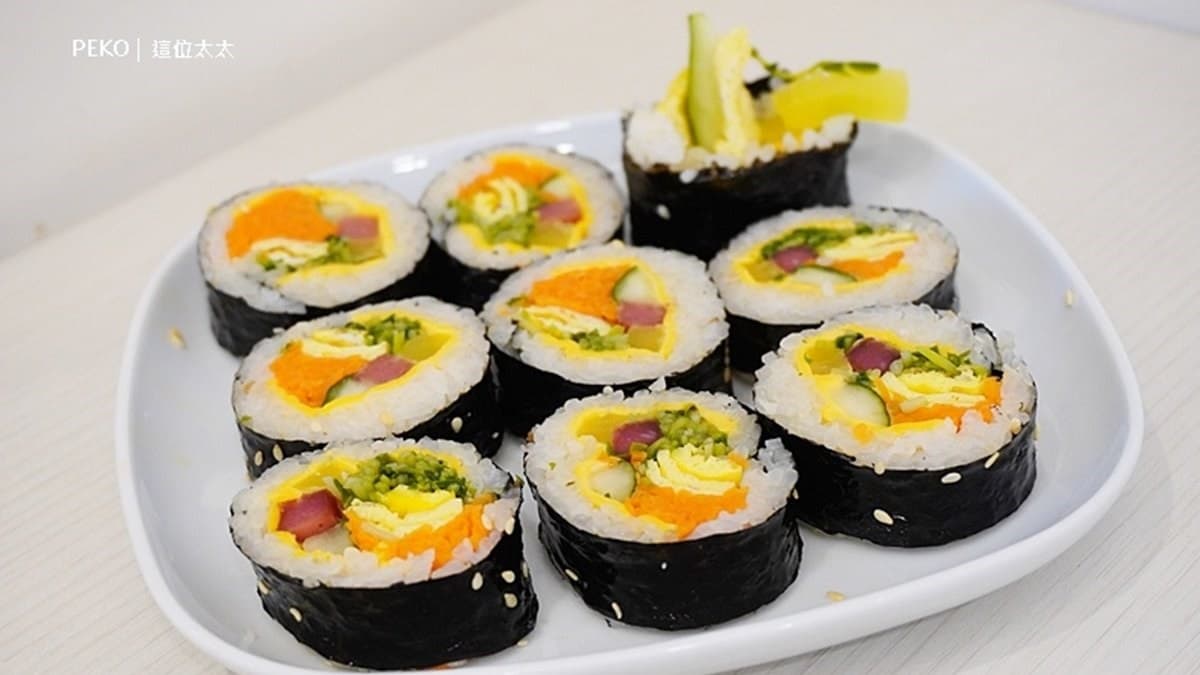 起司飯捲入口有著淡淡的韓國芝麻油香氣，清爽飽嘴。（圖片來源：PEKOのSimple Life）