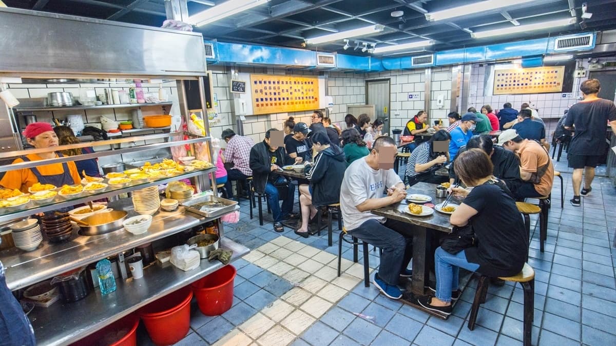 「蚵仔之家」總共有２層樓，用餐環境滿乾淨。（圖片來源：小佳的幻想世界）