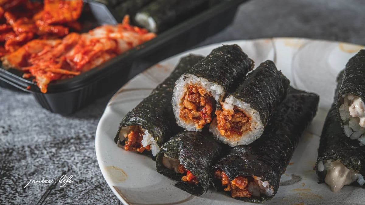 辣醬燒肉口味可以品嘗到鹹甜又帶點微辣的肉末。（圖片來源：潔妮食旅生活）