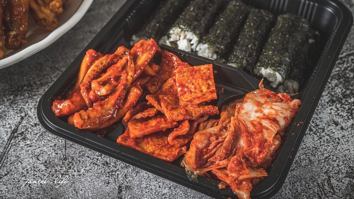 辣魷魚、辣魚板及泡菜都是非常開胃的小菜。（圖片來源：潔妮食旅生活）