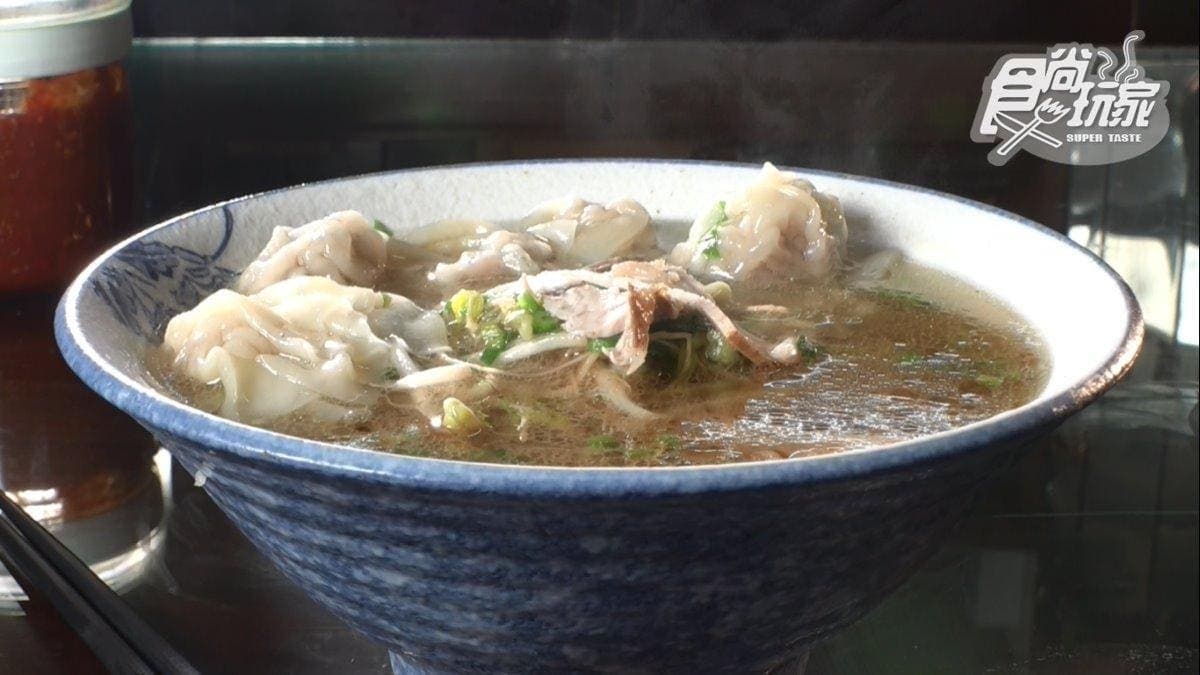 「餛飩湯麵」中的餛飩是店家手工包的。