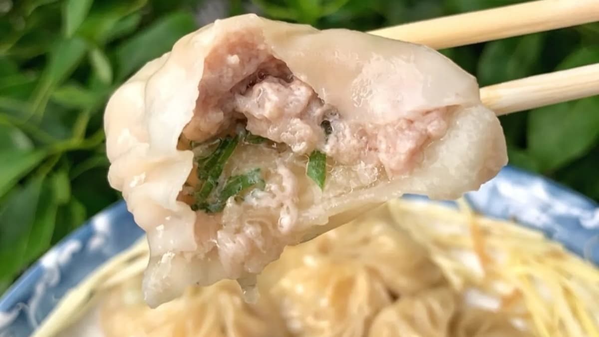 每顆湯包皮薄餡多，一口咬下還會噴湯汁。（圖片來源：痴吃的玩）