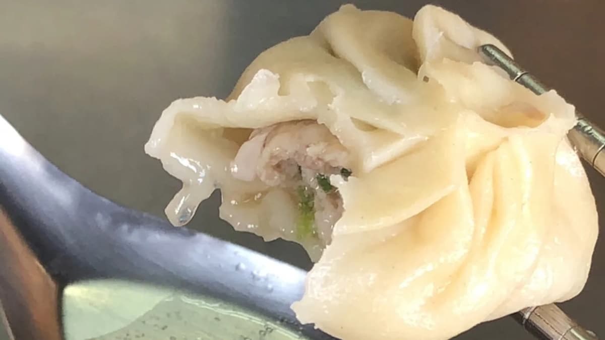 熱熱的一口咬下很有湯汁，內餡鮮甜好吃。（圖片來源：痴吃的玩）