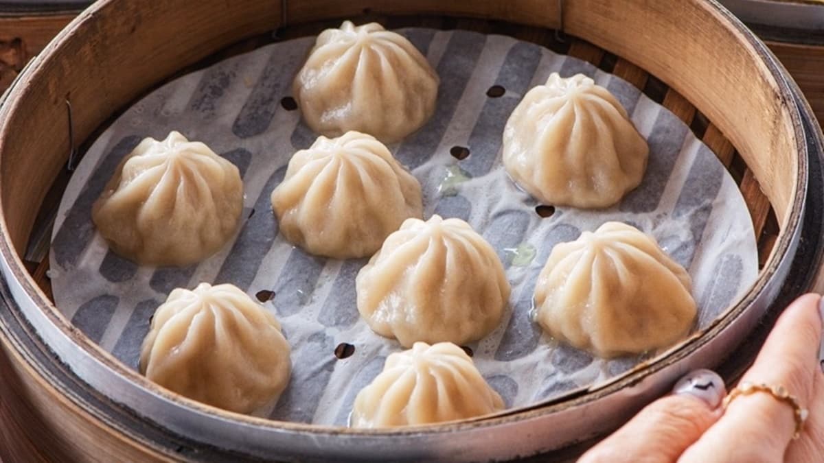 爆漿湯包也是店裡的超人氣商品，百吃不膩。（圖片來源：傻妞吃台南）