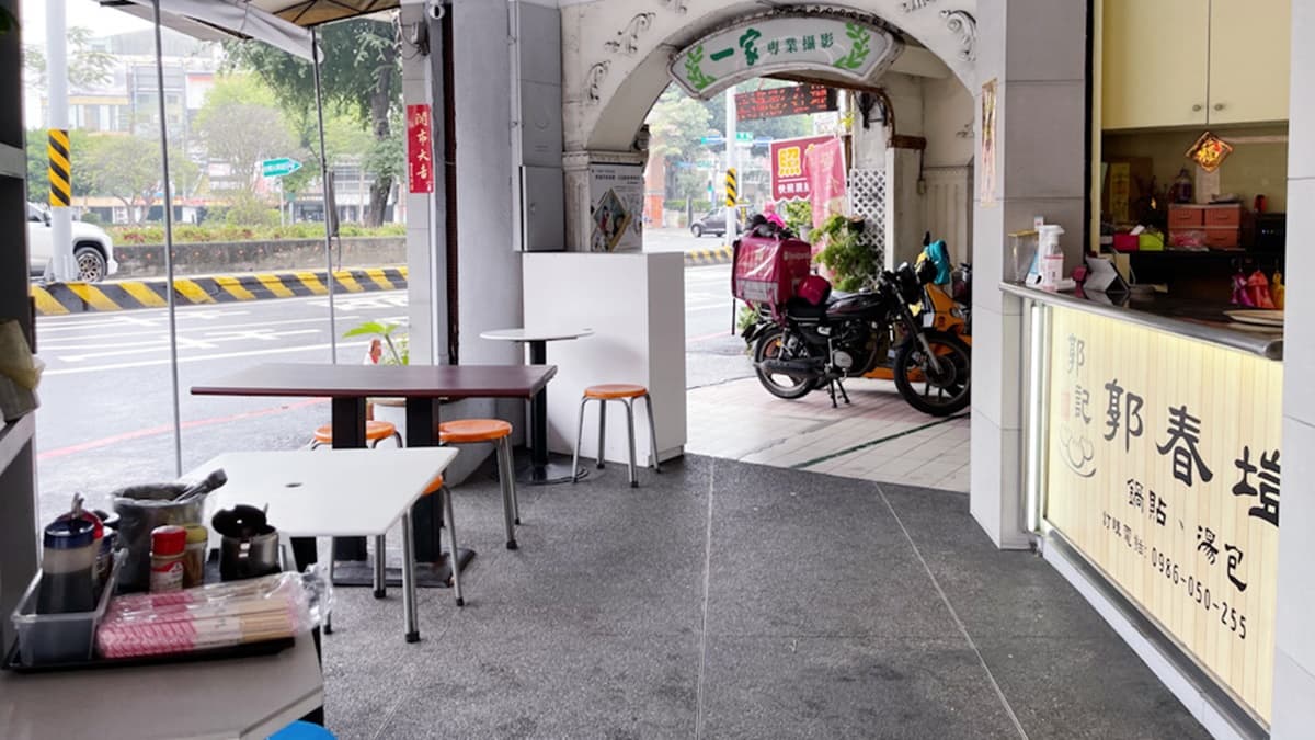 跳脫傳統的小吃裝潢，搖身變成簡約清爽的風格。（圖片來源：傻妞吃台南）