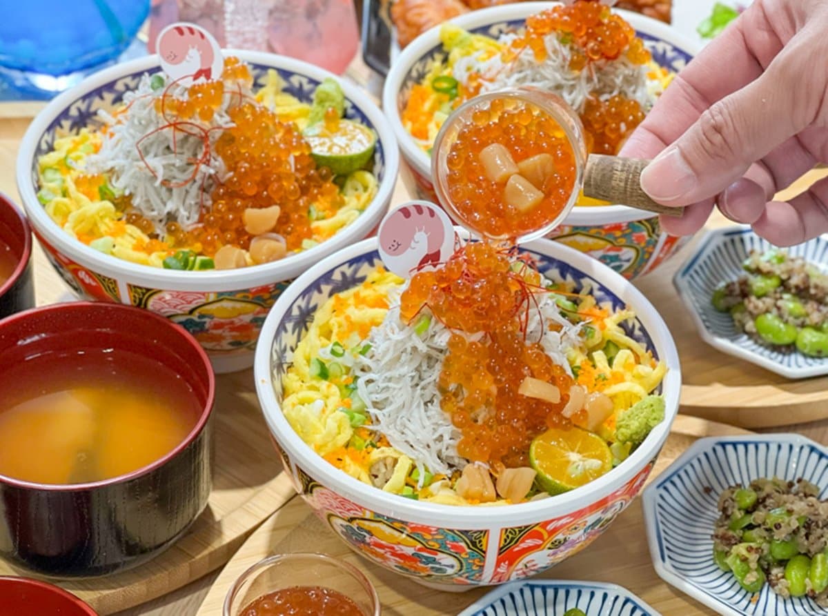 打卡免費吃魚薯條！超浮誇「吻仔魚丼飯」堆成小山高，再淋滿滿鮭魚卵＋干貝