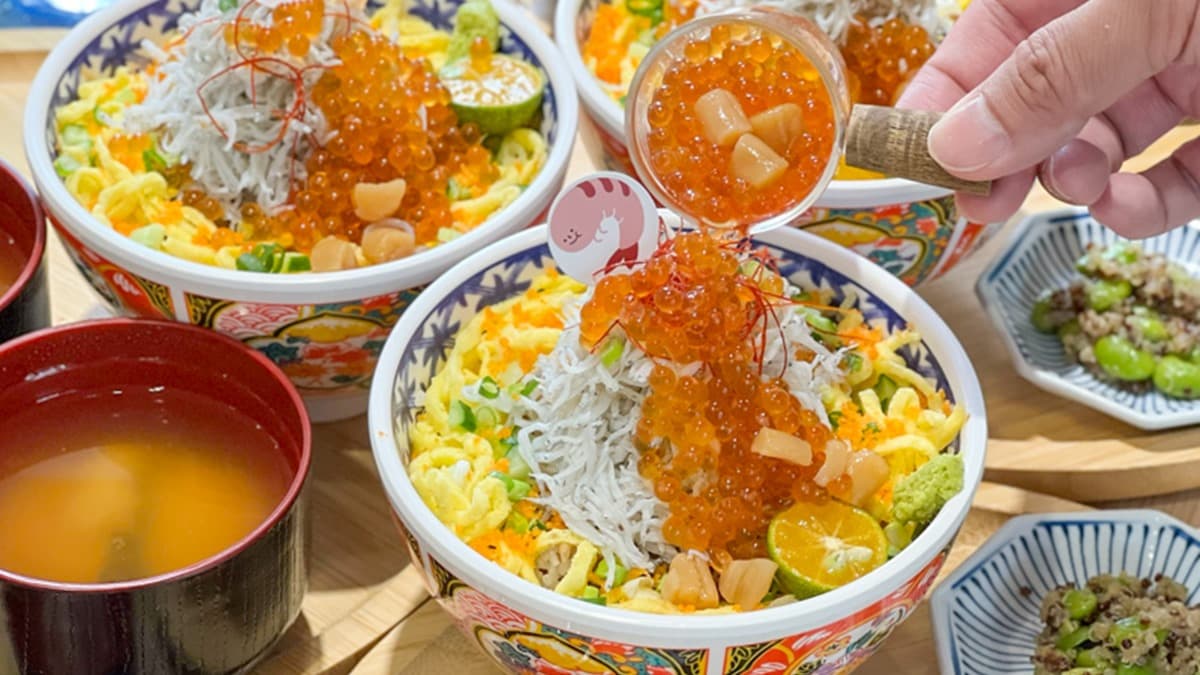 ▲每碗「吻仔魚鮭貝丼 」均附上１份鮭貝醬，大家可以照喜好來淋上。（圖片來源：花露露の花花世界）