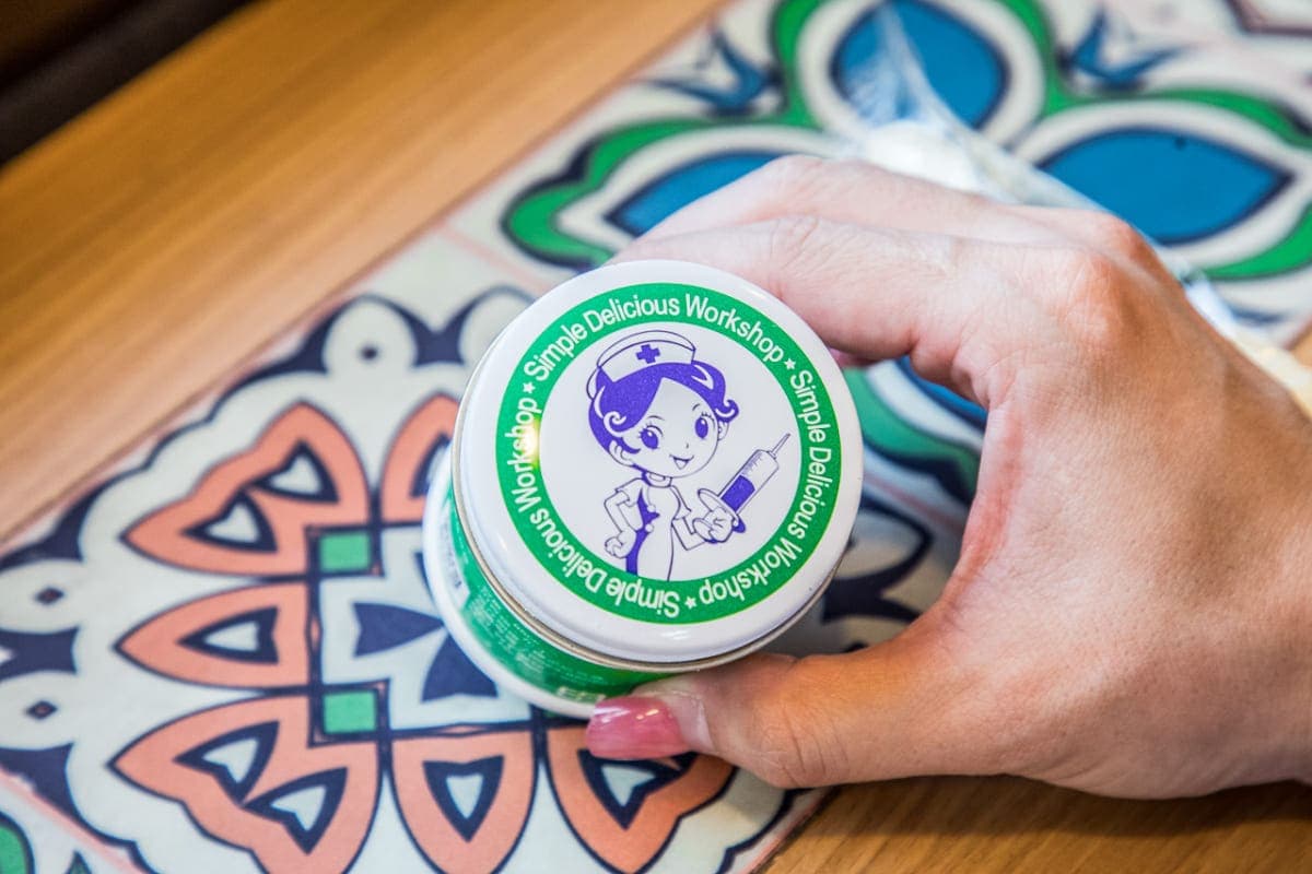 整罐藥膏拿來吃？鹿港獨創「小護士布丁」可愛吸睛，烏骨雞蛋＋牛奶濃郁滑口