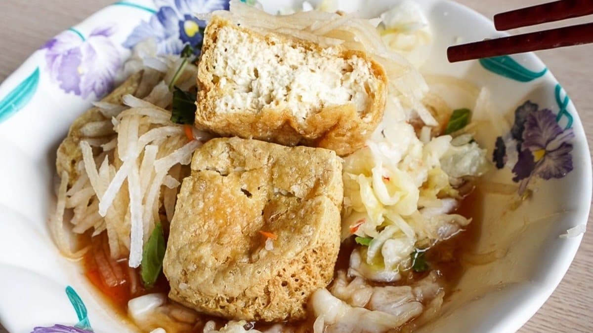 臭豆腐外酥內軟，搭配醬料超唰嘴。（圖片來源：跳躍的宅男）