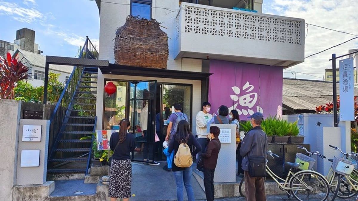 這家生意超好的「定置漁場三代目」，最近榮獲2022年度的「500盤推薦」。（圖片來源：跳躍的宅男）