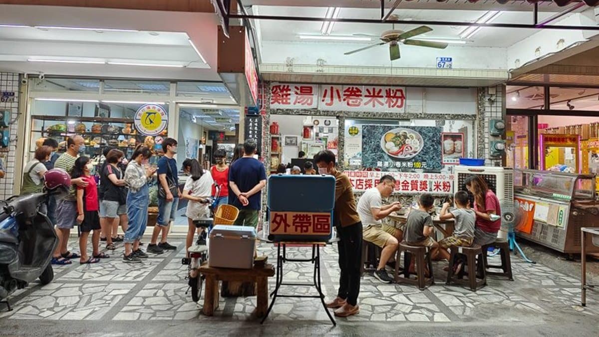 「單一純賣雞湯小卷米粉」位在中美路上，每天生意都超好。（圖片來源：跳躍的宅男）
