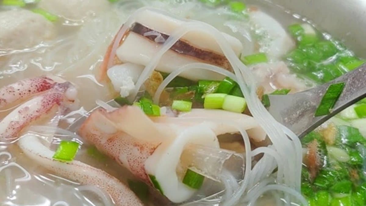 米粉一上桌香氣四溢，料多豐富。（圖片來源：跳躍的宅男）