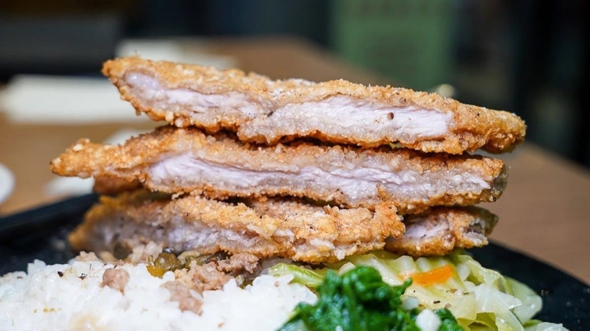 排骨金黃酥脆，而且超大片，外皮一點都不油，咬起來會卡滋卡滋的。（圖片來源：跳躍的宅男）