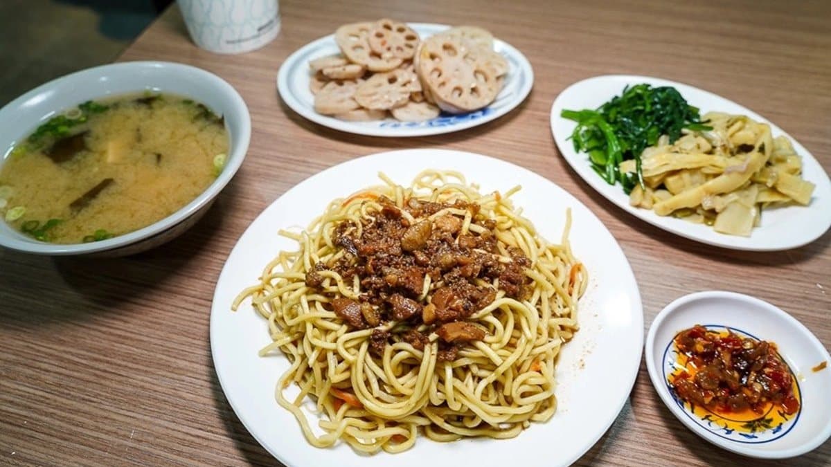 炒麵搭配味噌湯更是庶民小吃的絕配。（圖片來源：跳躍的宅男）