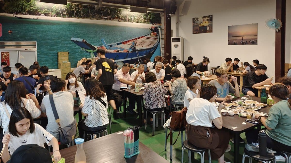 位在重慶路的「米噹泰式燒烤」，是當地聚餐、大嗑海鮮燒烤的首選。（圖片來源：跳躍的宅男）